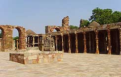 Quwwat_ul_Islam_Mosque
